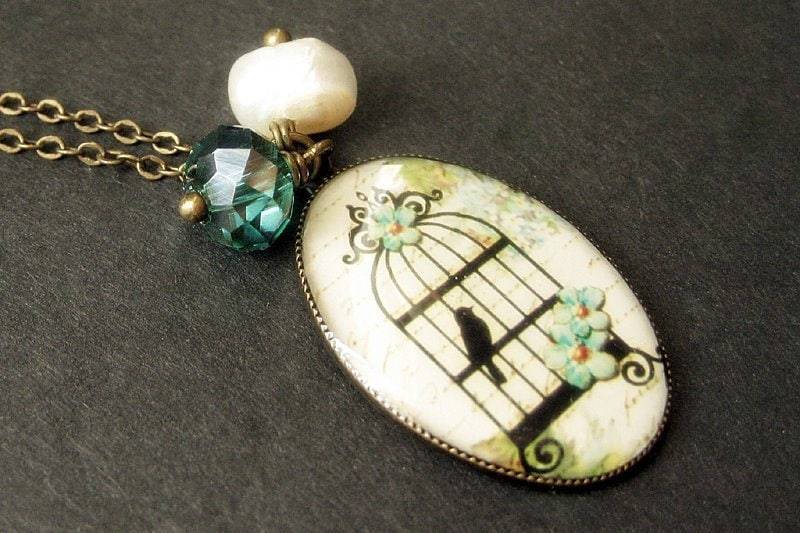Vogelkäfig Halskette in Creme Mit Kristall Anhänger Und Süsswasserperle. Handmade Schmuck von StumblingOnSainthood