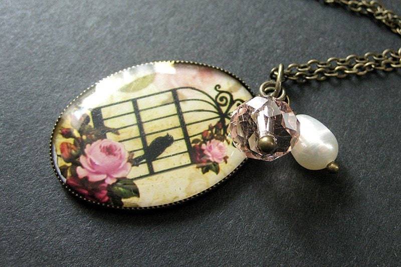 Vogelkäfig Halskette in Rosa Und Bronze Mit Bergkristall Anhänger Süsswasserperle. Handmade Schmuck von StumblingOnSainthood