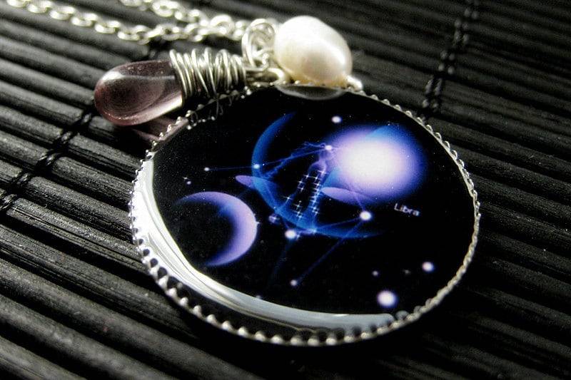 Waage Sternzeichen Halskette. Sonnenzeichen Charm Halskette in Lila Und Blau. Handmade Schmuck von StumblingOnSainthood