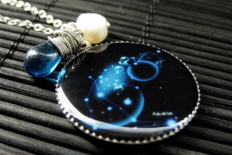Wassermann Sternzeichen Halskette. Sun Charm Anhänger Halskette in Teal Blau Handmade Schmuck von StumblingOnSainthood