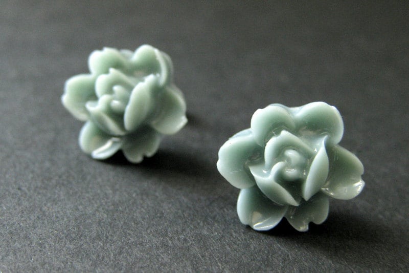 Weiche Blau Graue Blumen Ohrringe. Blau Grau Lotus Rose Post Graue Silber Ohrstecker. Handmade Schmuck von StumblingOnSainthood