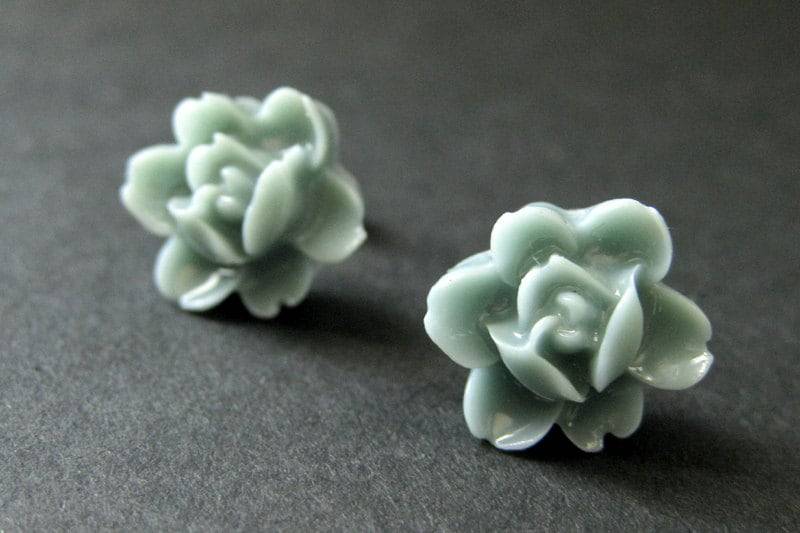 Weiche Blau Graue Blumen Ohrringe. Blau Grau Lotus Rose Post Graue Silber Ohrstecker. Handmade Schmuck von StumblingOnSainthood