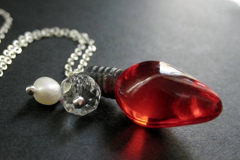 Weihnachts-Halskette. Roter Feiertag Halskette. Weihnachts Lichterkette Mit Kristall Und Perlen Charm. Handgemachter Weihnachtsschmuck von StumblingOnSainthood