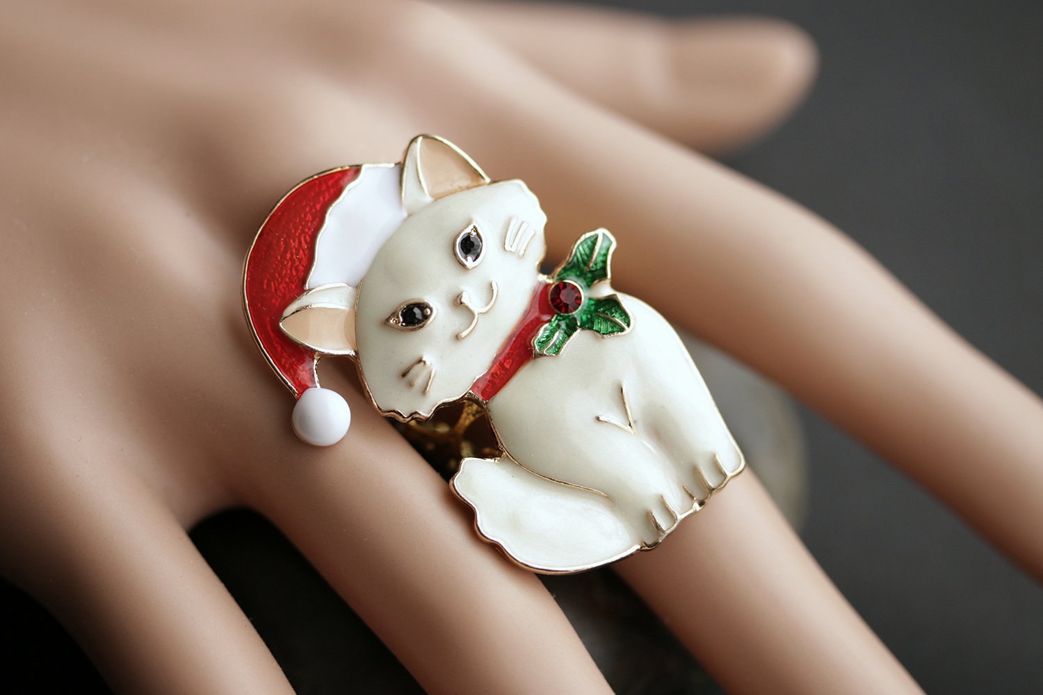 Weihnachts Kitty Ring. Weihnachts-Ring. Emaillierter Weißer Katzenring Mit Strasssteinen. Vergoldeter Verstellbarer Weihnachtsschmuck Weihnachts Kitty Ring. Weihnachts-Ring. Emaillierter Weißer Katzenring Mit Strasssteinen. Vergoldeter Verstellbarer Weihnachtsschmuck von StumblingOnSainthood