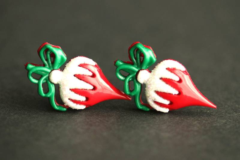 Weihnachts Ornament Ohrringe. Grüne Und Rote Urlaub Silber Ohrstecker. Weihnachtsschmuck von StumblingOnSainthood