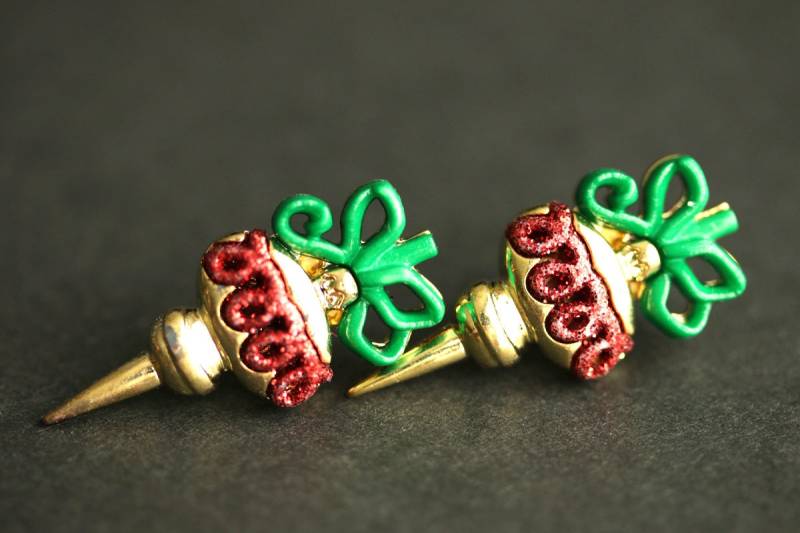 Weihnachts Ornament Ohrringe. Urlaub Grün, Rot Und Gold Ohrstecker. Weihnachtsschmuck von StumblingOnSainthood