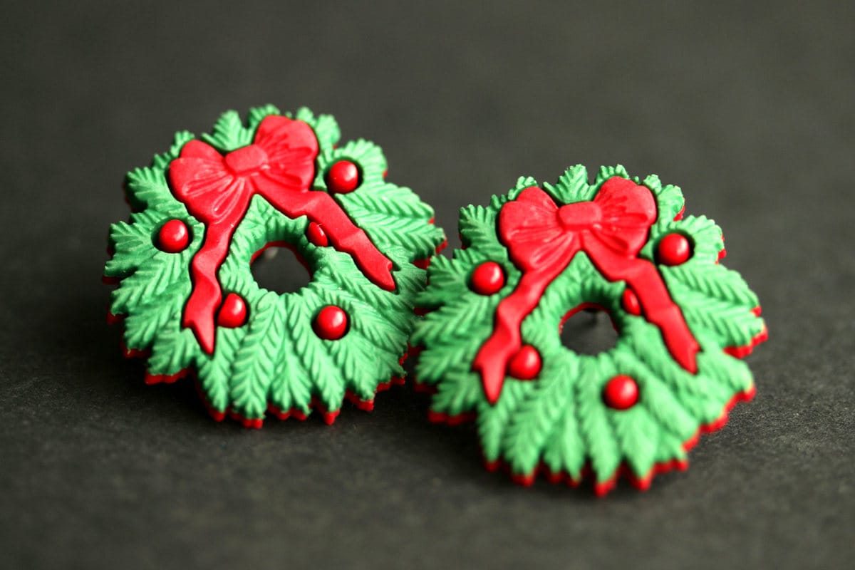 Weihnachtskranz Ohrringe. Urlaub Rote Und Grüne Weihnachts Bronze Ohrstecker. Weihnachtsschmuck von StumblingOnSainthood