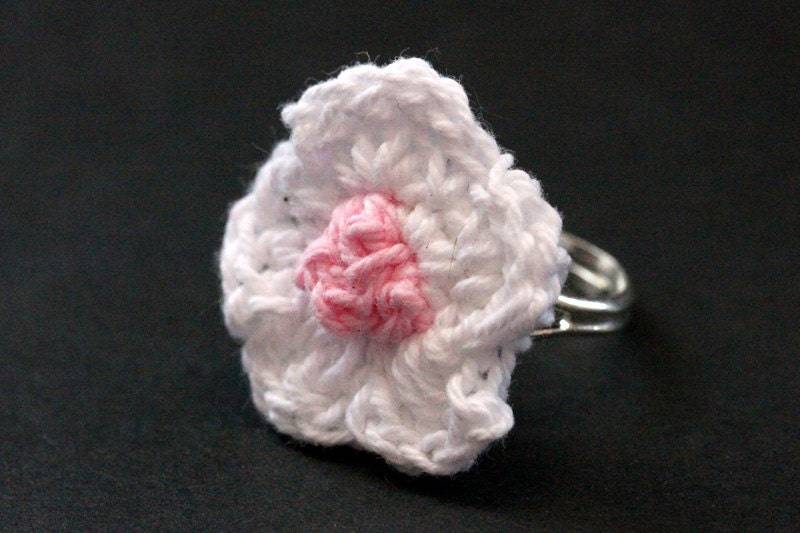 Weiße Häkelblume Ring. Silber Strickblumen Ring in Weiss Und Rosa. Verstellbar. Handmade Schmuck von StumblingOnSainthood