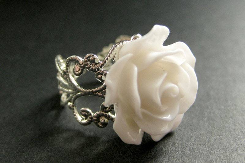 Weiße Rose Ring. Silber Filigraner Verstellbarer Blumen Schmuck. Handmade von StumblingOnSainthood