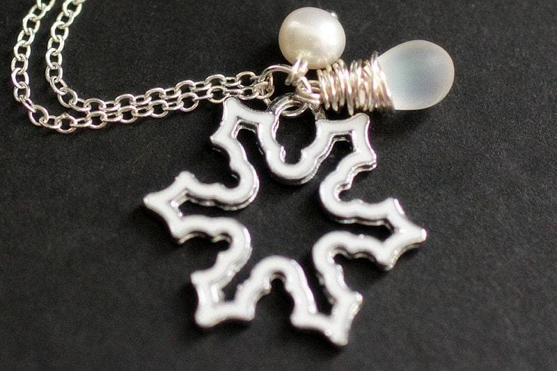 Weiße Schneeflocke Halskette. Wendbare Silber Halskette Mit Glastropfen Und Süsswasserperle. Handmade Schmuck von StumblingOnSainthood