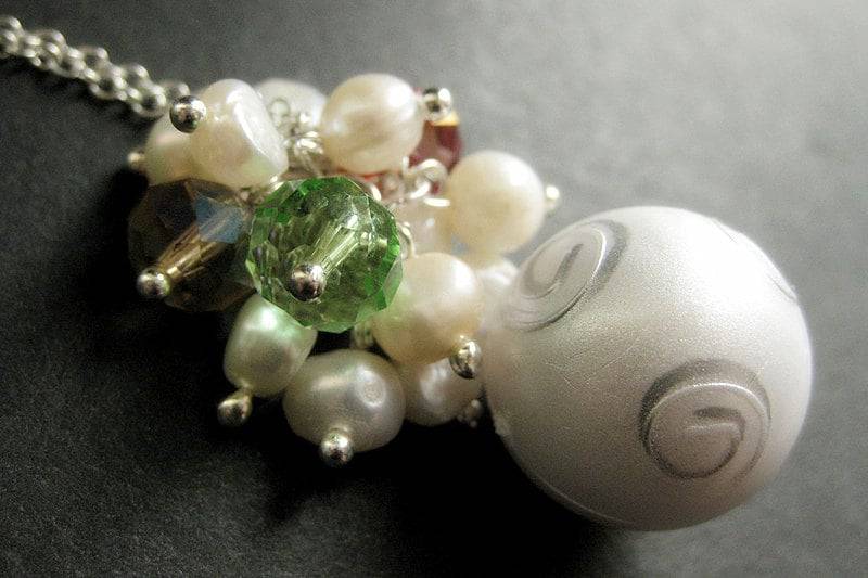 Weiße Weihnacht Halskette. Weihnachtsschmuck Mit Kristall Und Perlen. Handgemachter Weihnachtsschmuck von StumblingOnSainthood