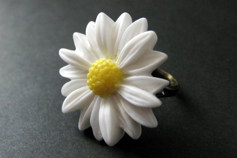 Weißes Gänseblümchen Ring. Silber Handgemachte Weißer Blumen Schmuck. Bronze-Ring. Handmade von StumblingOnSainthood