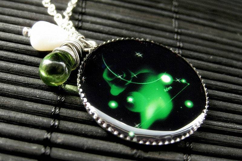 Widder Sternzeichen Halskette. Sonnenzeichen Charm Halskette in Grün. Handmade Schmuck von StumblingOnSainthood