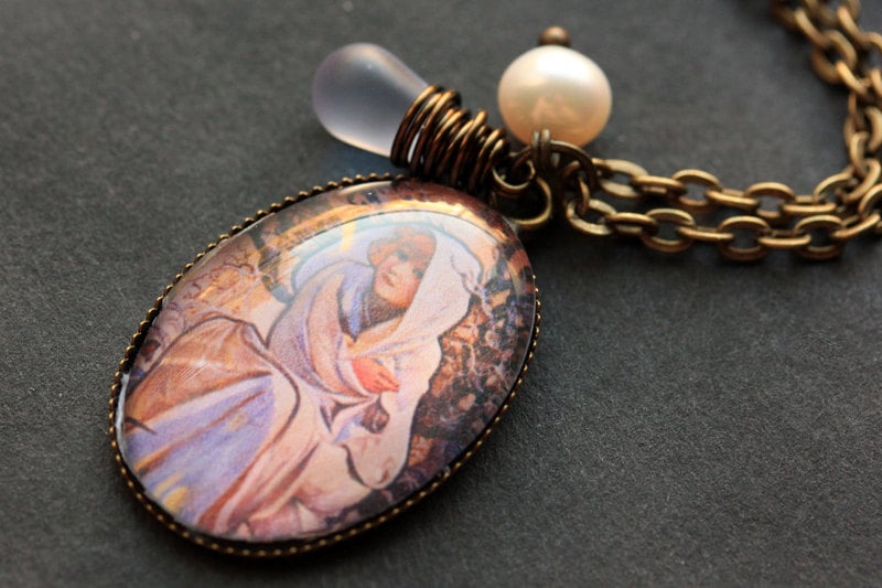 Winter-Halskette. Alphonse Mucha Anhänger Mit Lavendel Träne Und Süßwasser Perle. Charm Halskette. Jugendstil Schmuck. Handmade von StumblingOnSainthood
