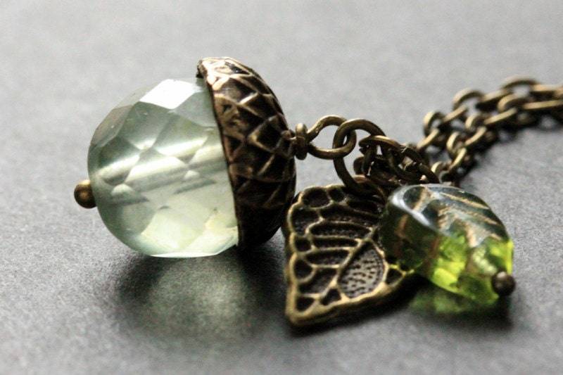 Winter Mint Eichel Halskette. Kristall Charm Halskette in Bronze. Handmade Schmuck von StumblingOnSainthood