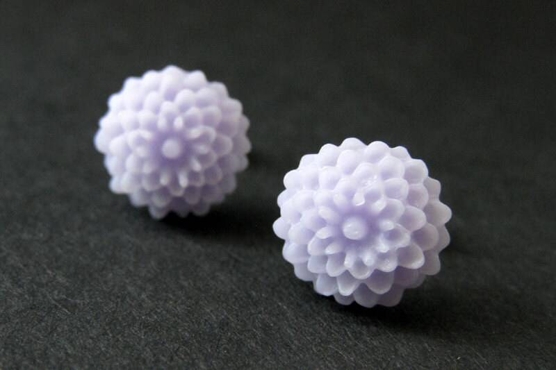 Zarte Lavendel Mini Mum Ohrringe. Lila Silber Ohrstecker. Blumen Handmade Schmuck von StumblingOnSainthood