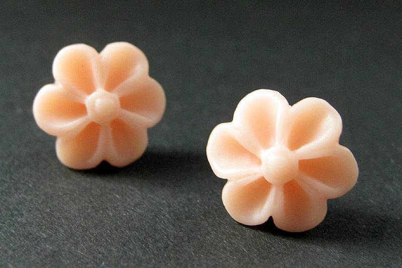 Zarte Pfirsich Blüten Ohrringe Mit Silber Ohrsteckern. Outie Knopf Blume Schmuck. Handmade von StumblingOnSainthood