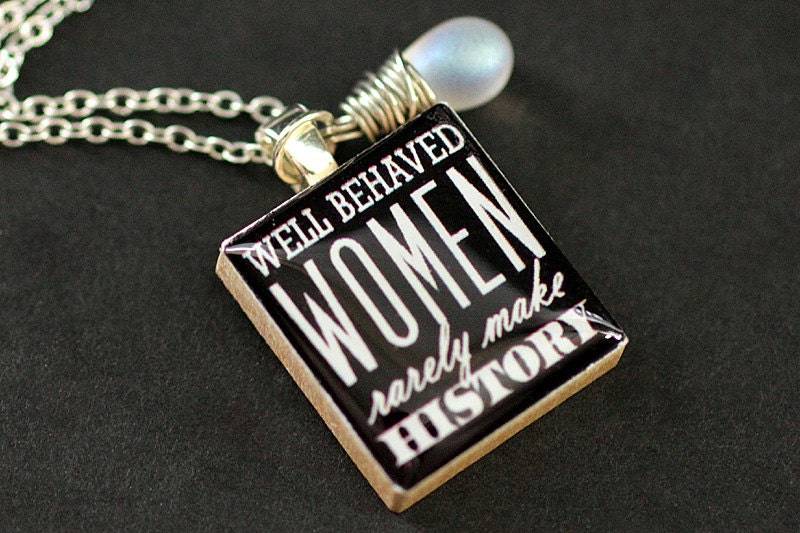 Zitat Halskette. Scrabble-Kachel-Halskette. Gut Erzogene Frauen Charme Halskette Mit Gefrostet Weiße Träne. Handmade Schmuck von StumblingOnSainthood