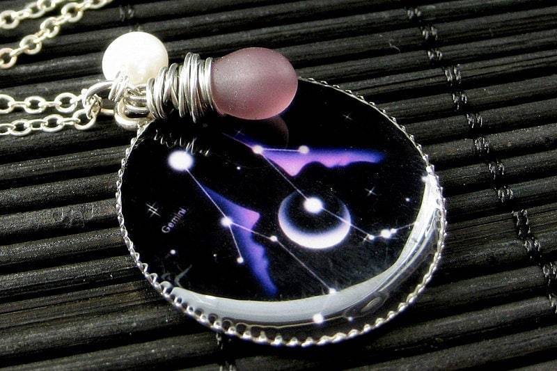 Zwilling Sternzeichen Halskette. Sonnenzeichen Charm Halskette in Violett. Handmade Schmuck von StumblingOnSainthood