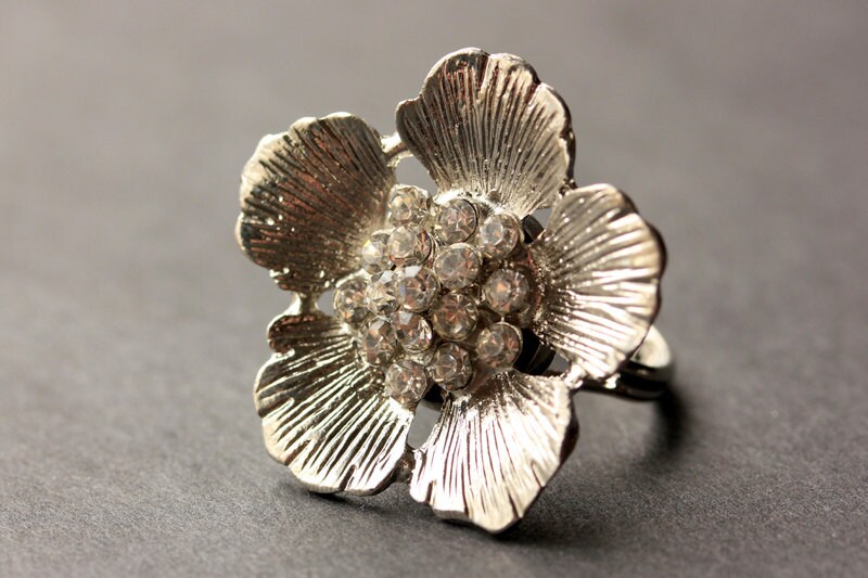 strass Blumen Ring. Silber Cocktail-Ring. Verstellbarer Modeschmuck. Handmade Schmuck von StumblingOnSainthood