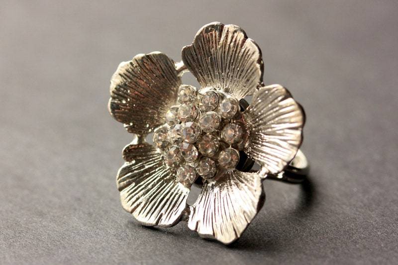 strass Blumen Ring. Silber Cocktail-Ring. Verstellbarer Modeschmuck. Handmade Schmuck von StumblingOnSainthood