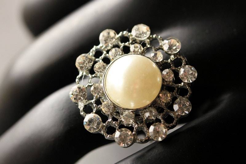 strass Knopf Ring. Perle Und Perlenring. Cocktail-Ring. Silber Verstellbarer Handgemachte Modeschmuck von StumblingOnSainthood