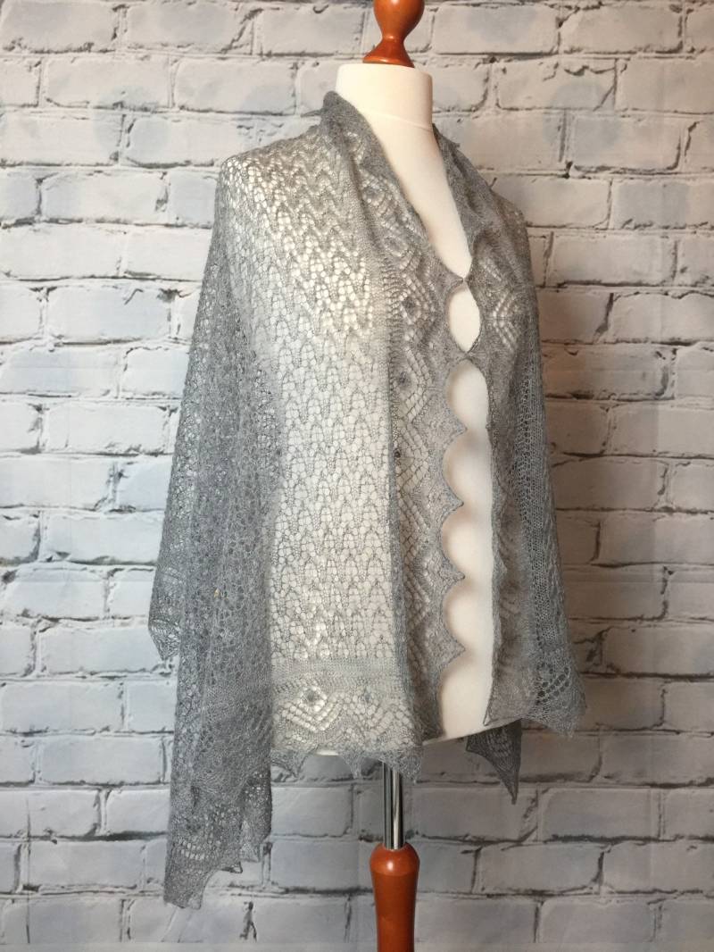 Traumhaftes Tuch/Schal Aus 100% Reiner Baby-Alpakaspitze, Farbe Grau Traumhaftes Tuch/Schal Aus 100% Reiner Baby-Alpakaspitze, Farbe Grau von StunningCashmereLace