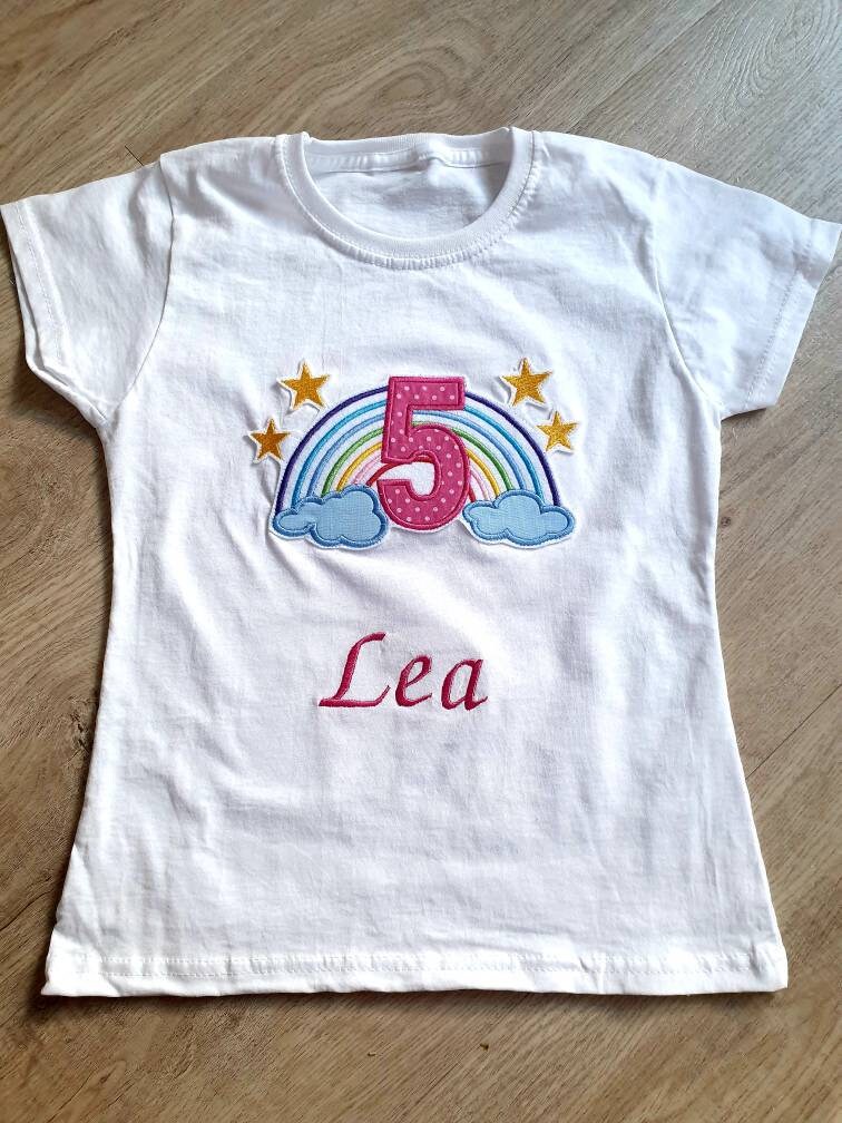 Geburtstags Shirt Mit Name Und Zahl Regenbogen von Stupsnadel