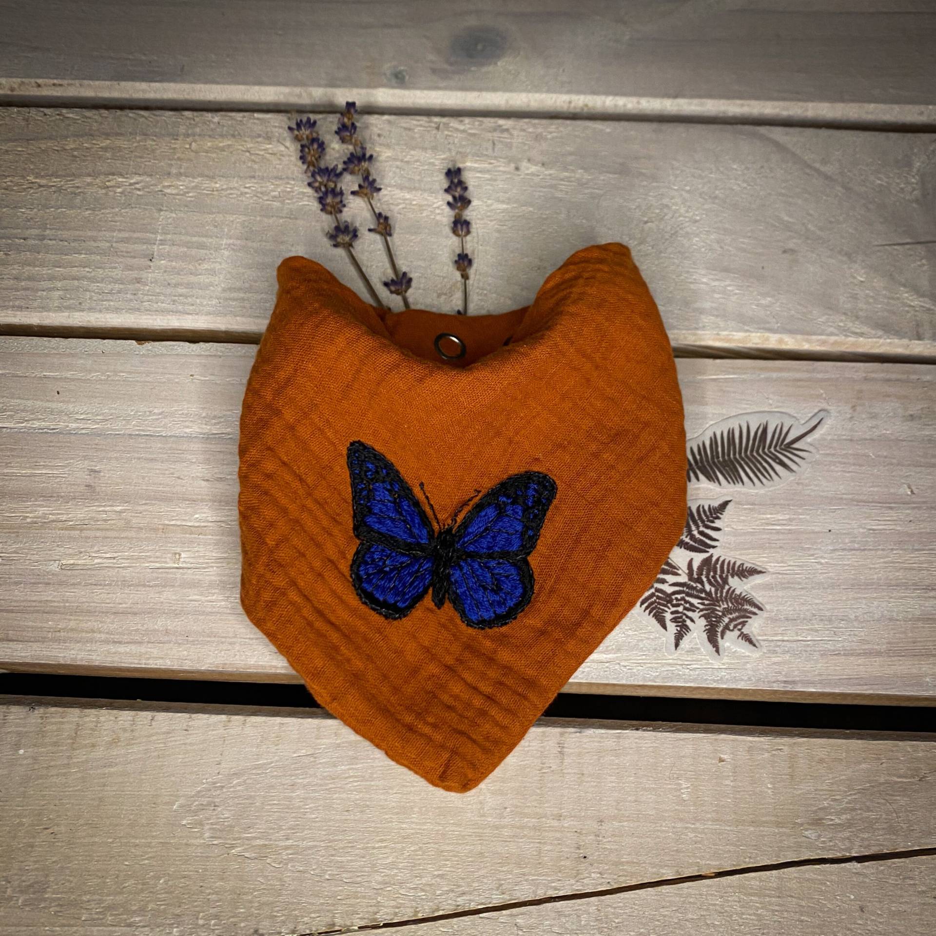 Handbesticktes Musselin Baby Halstuch Schmetterling Handbesticktes Musselin Baby Halstuch Schmetterling von SturmZauber