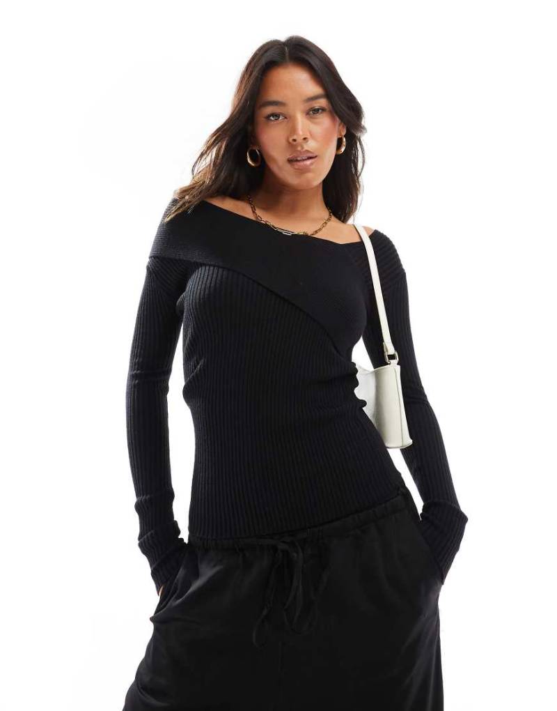 Style Cheat - Asymmetrisches, geripptes Strickoberteil in Schwarz mit Carmen-Ausschnitt von Style Cheat