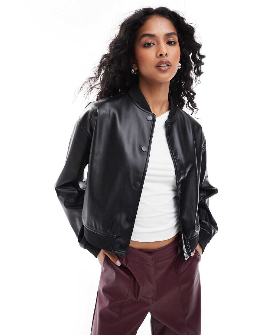 Style Cheat - Bomberjacke aus Kunstleder in Schwarz mit Knopfleiste Style Cheat - Bomberjacke aus Kunstleder in Schwarz mit Knopfleiste von Style Cheat