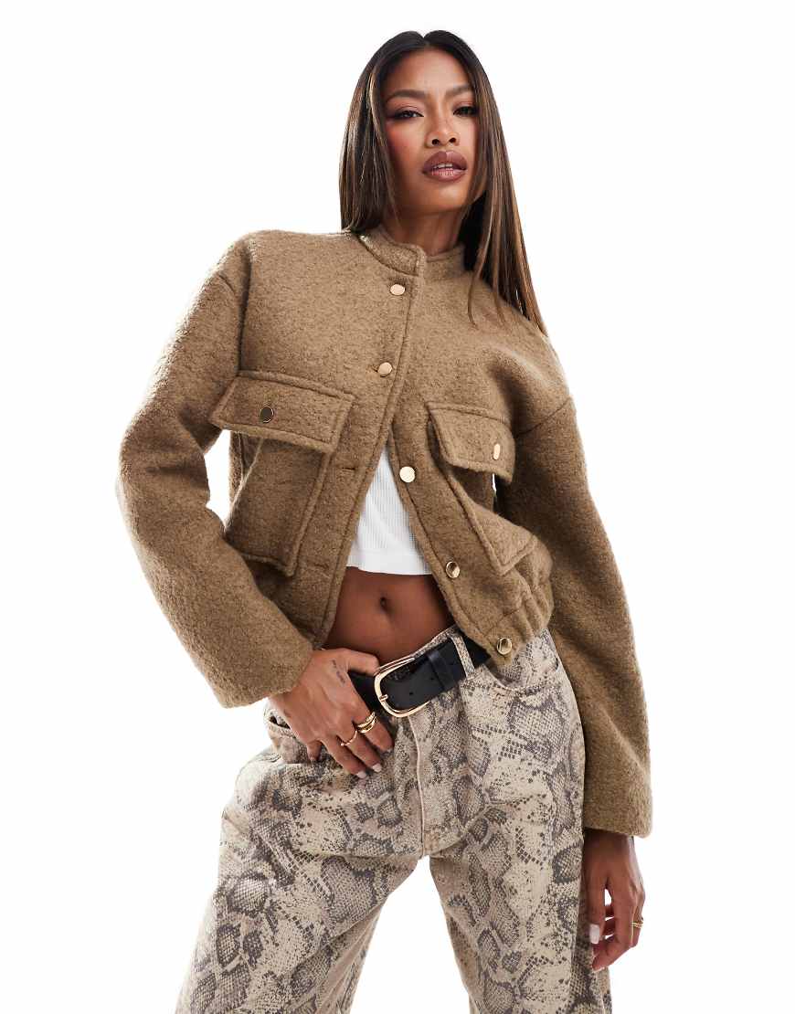 Style Cheat - Bouclé-Bomberjacke in Khaki-Neutral Style Cheat - Bouclé-Bomberjacke in Khaki-Neutral von Style Cheat