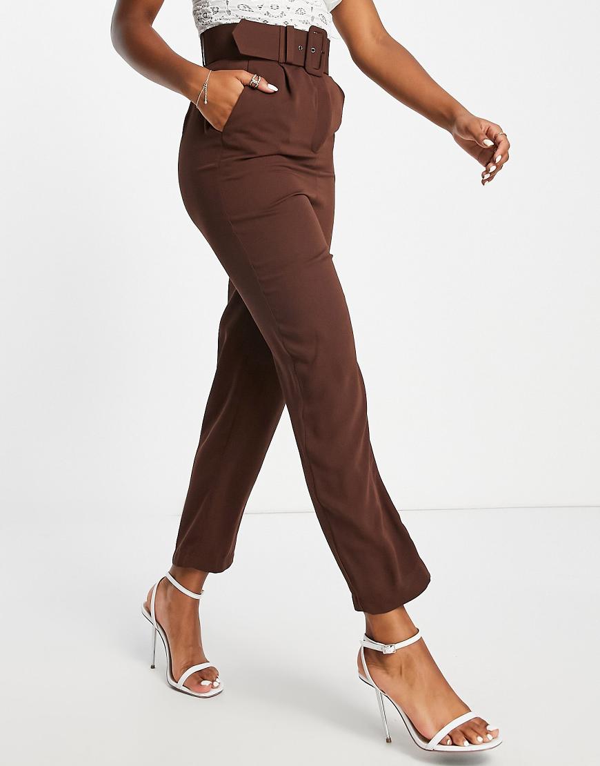 Style Cheat - Elegante Hose in Schokobraun mit hohem Bund und Gürtel Style Cheat - Elegante Hose in Schokobraun mit hohem Bund und Gürtel von Style Cheat