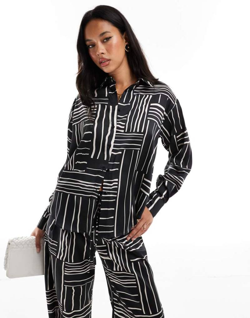 Style Cheat - Oversize-Hemd in Schwarz-Weiß aus Satin mit Muster, Kombiteil-Bunt von Style Cheat