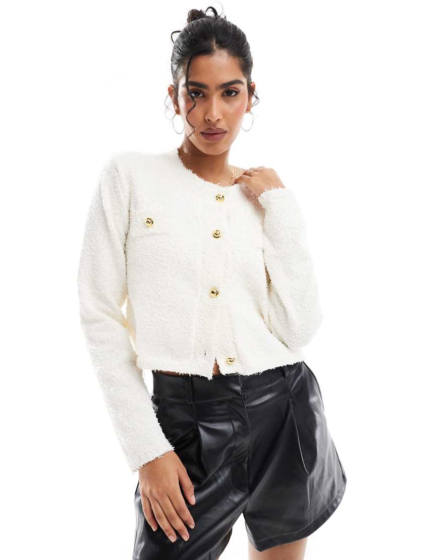 Style Cheat - Strickjacke in Cremeweiß mit Knopfleiste und Popcornstruktur Style Cheat - Strickjacke in Cremeweiß mit Knopfleiste und Popcornstruktur von Style Cheat
