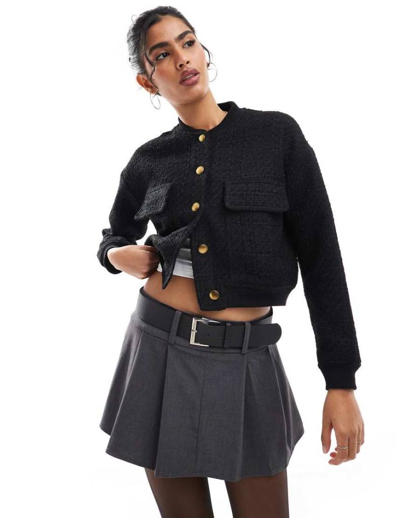 Style Cheat - Strukturierte Bouclé-Bomberjacke in Schwarz mit Knopfleiste von Style Cheat