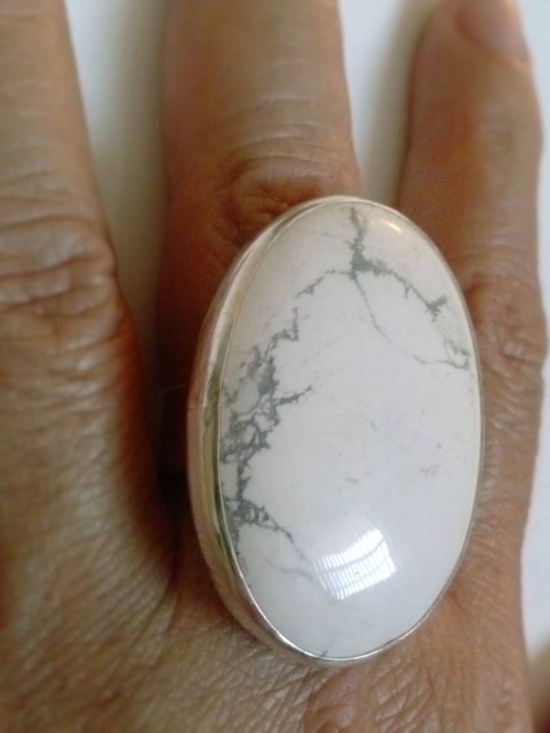 Handgemachte Oval Howlith Sterling Silber Ring Boho Statement Schmuck Handgemachte Oval Howlith Sterling Silber Ring Boho Statement Schmuck von StyleCenter