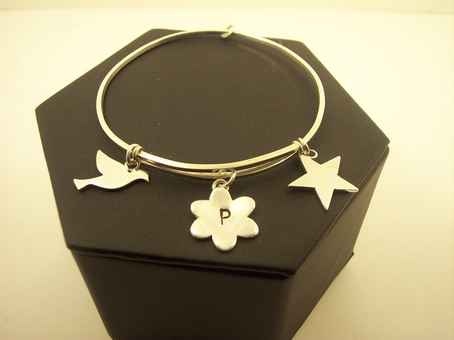 Personalisierter Sterlingsilber Armreif Benutzerdefinierte Anfangsmonogramm, Verstellbares Bettelarmband Personalisierter Sterlingsilber Armreif Benutzerdefinierte Anfangsmonogramm, Verstellbares Bettelarmband von StyleCenter