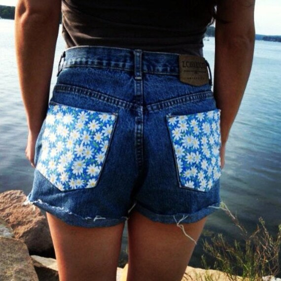 Upcycled Daisy Jeans Shorts Größe Small Sommer Urlaub Strand Hippy Geburtstag Pool Party Outfit Geschenk Upcycled Daisy Jeans Shorts Größe Small Sommer Urlaub Strand Hippy Geburtstag Pool Party Outfit Geschenk von StyleRehabInc