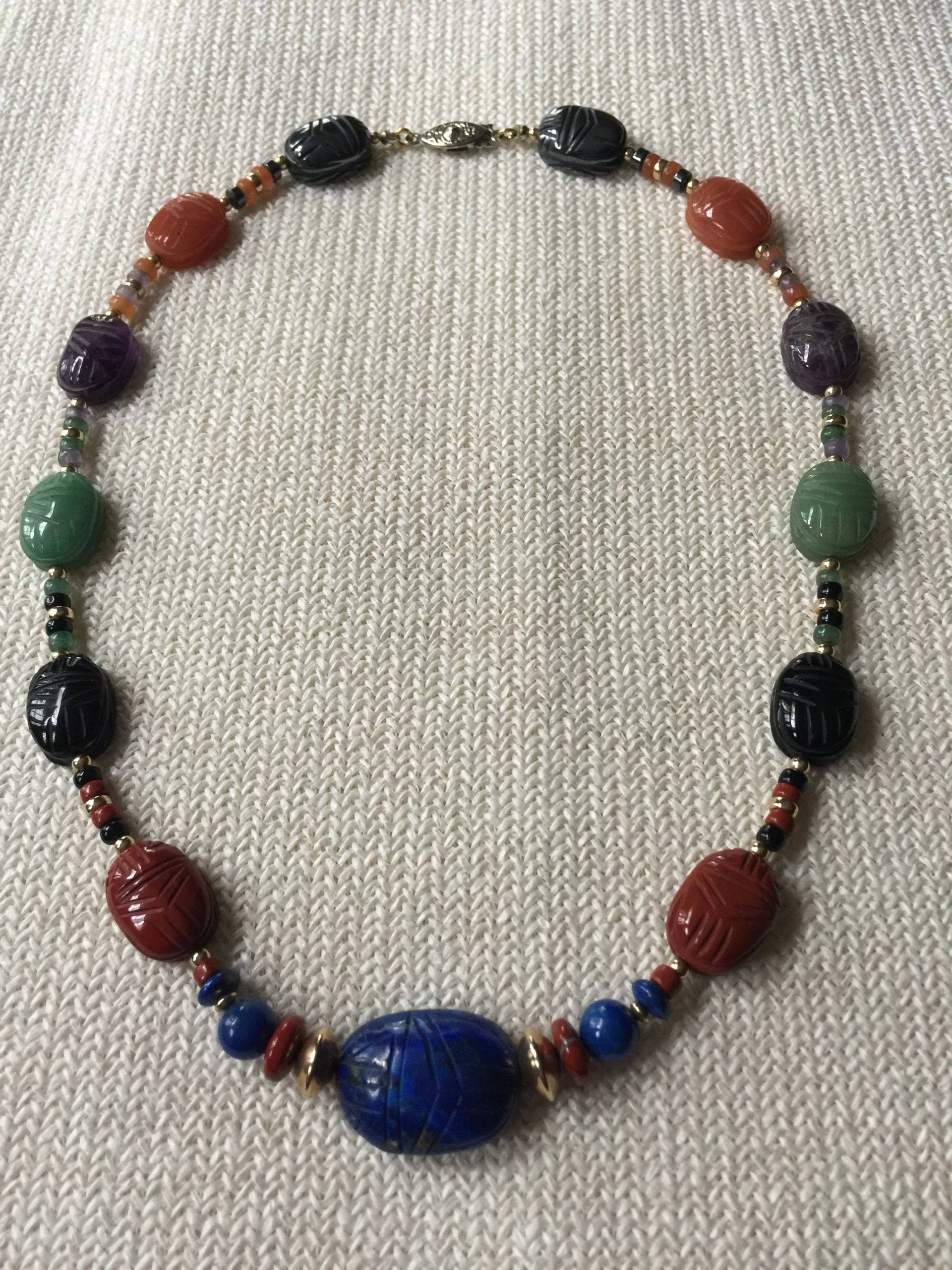 14K Gold Skarabäus-Halskette, Geschnitzte Edelstein-Perlen-Erklärung von StyleSourceNYC