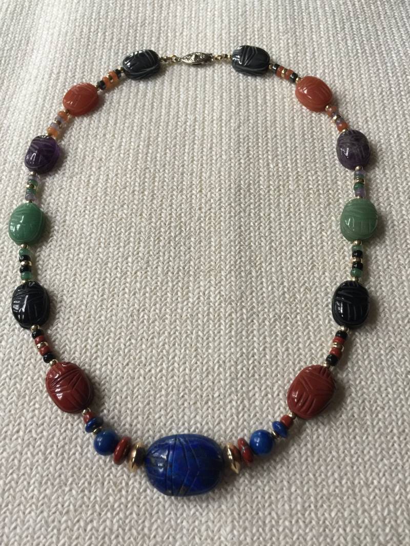 14K Gold Skarabäus-Halskette, Geschnitzte Edelstein-Perlen-Erklärung von StyleSourceNYC