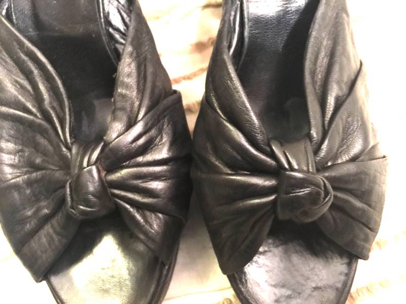 Atemberaubende Vintage Varda Schwarz Leder Pumps Schuhe Abend Italien 9.5 Folien Riemchen Must Metallic Plattform Designer Knoten Bogen von StyleSourceNYC