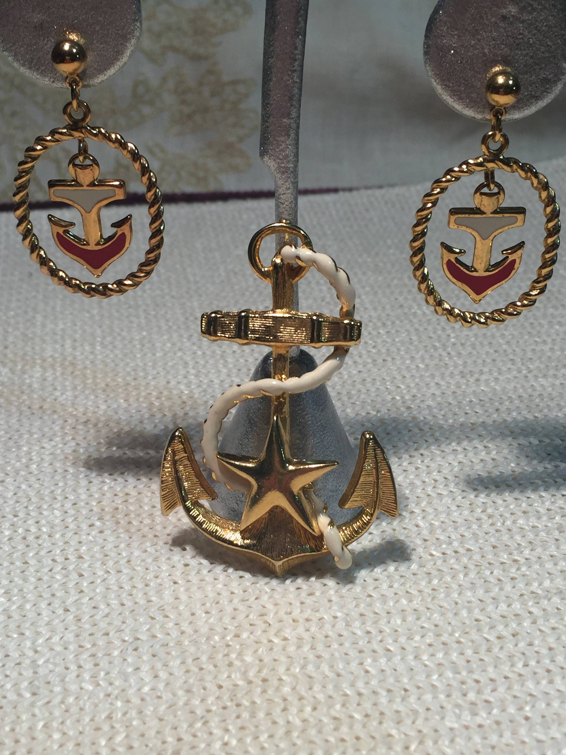 Avon Anchor Ohrringe Brosche Pentant Set Goldfarben Rot Emaille Weiß Seil Baumeln Anzug Pullover Schal Kleid Signiert K Atemberaubend Schwer 1970's von StyleSourceNYC