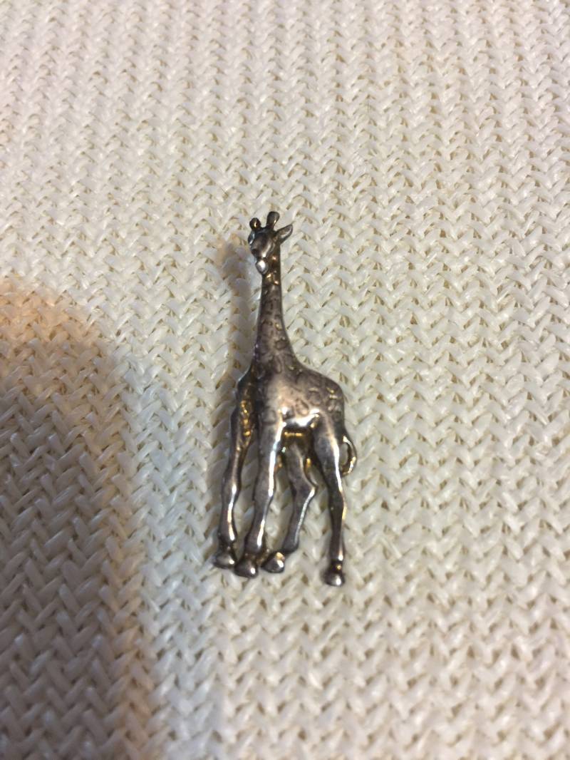 Giraffe Sterling Silber Designer Krawattennadel Tack Gehämmert Solid Utaly Handmade Signiert Brosche Detail Single Ohrring Skulptur von StyleSourceNYC