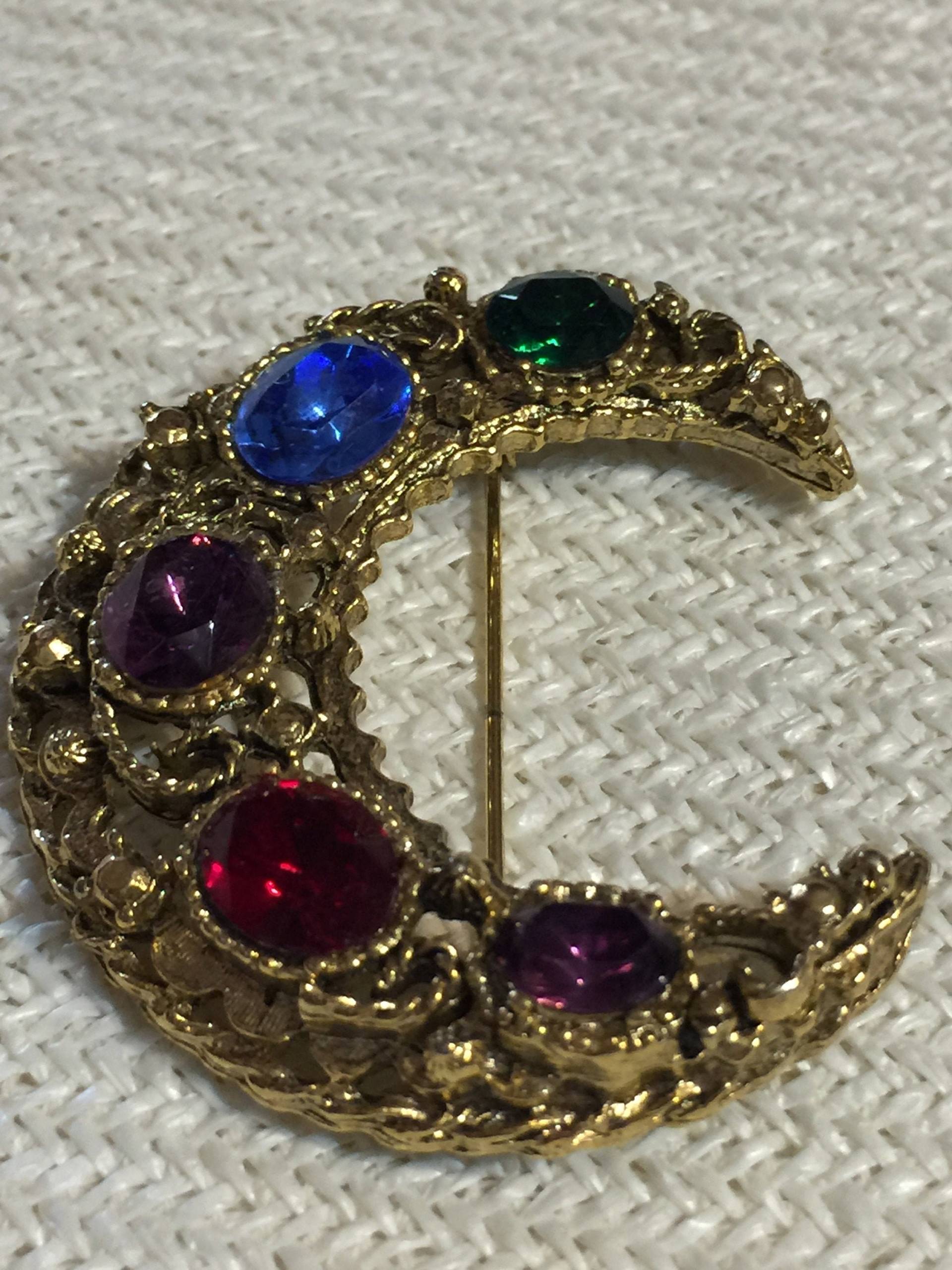 Gold Mond Brosche Mit Strass, Facettierten Glassteinen von StyleSourceNYC