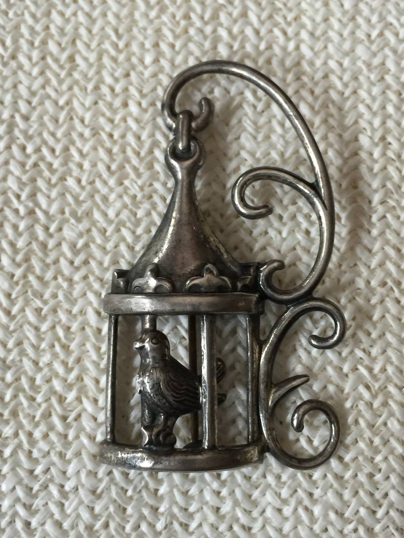 Lang Sterling Silber Vogelkäfig Brosche Pin Anhänger Halskette Schal 3D Kuppel Blättern Zeitlos Schönheit Vogel von StyleSourceNYC