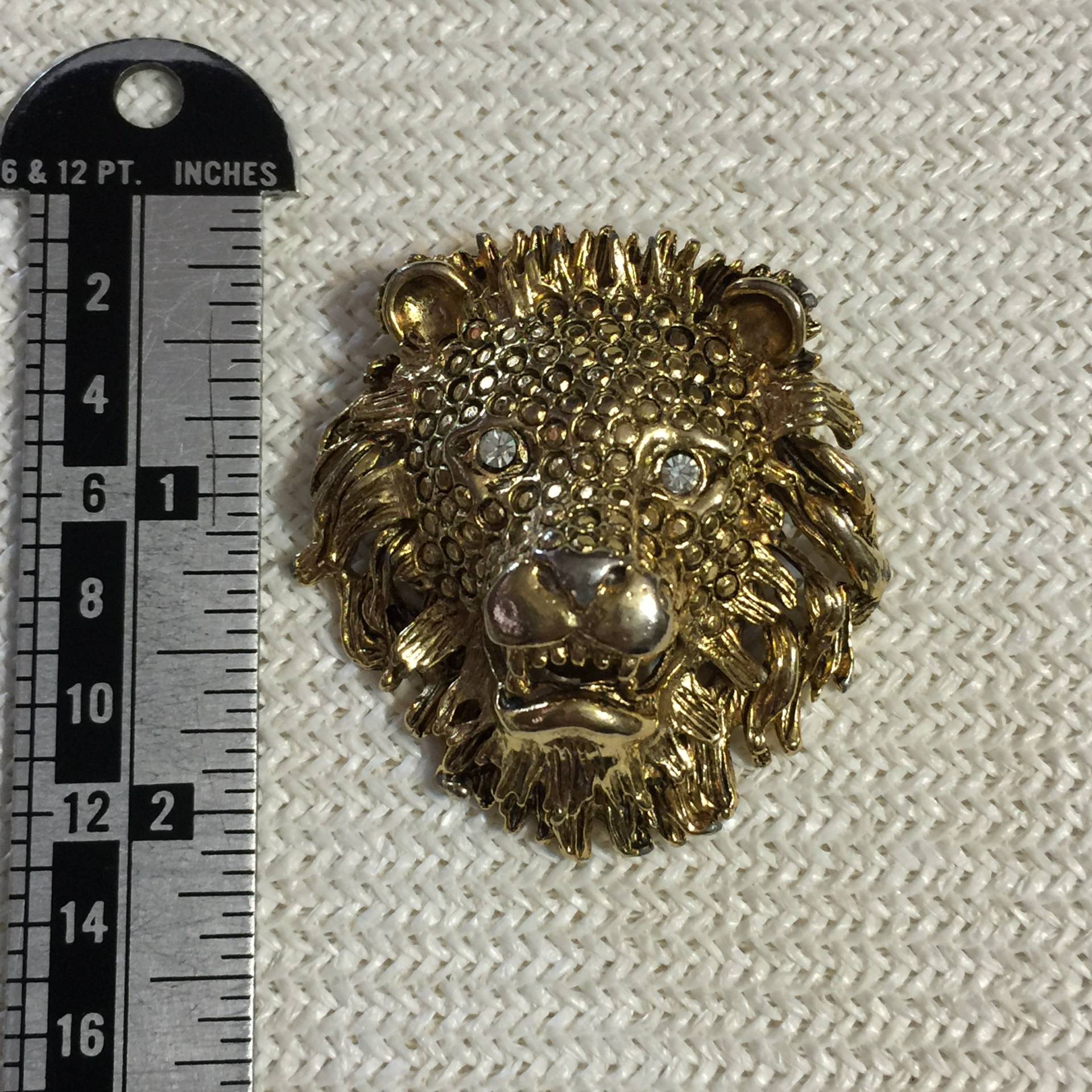 Löwenkopf Brosche Goldfarben, Strass Augen - Brutalist Sternzeichen Schmuck von StyleSourceNYC