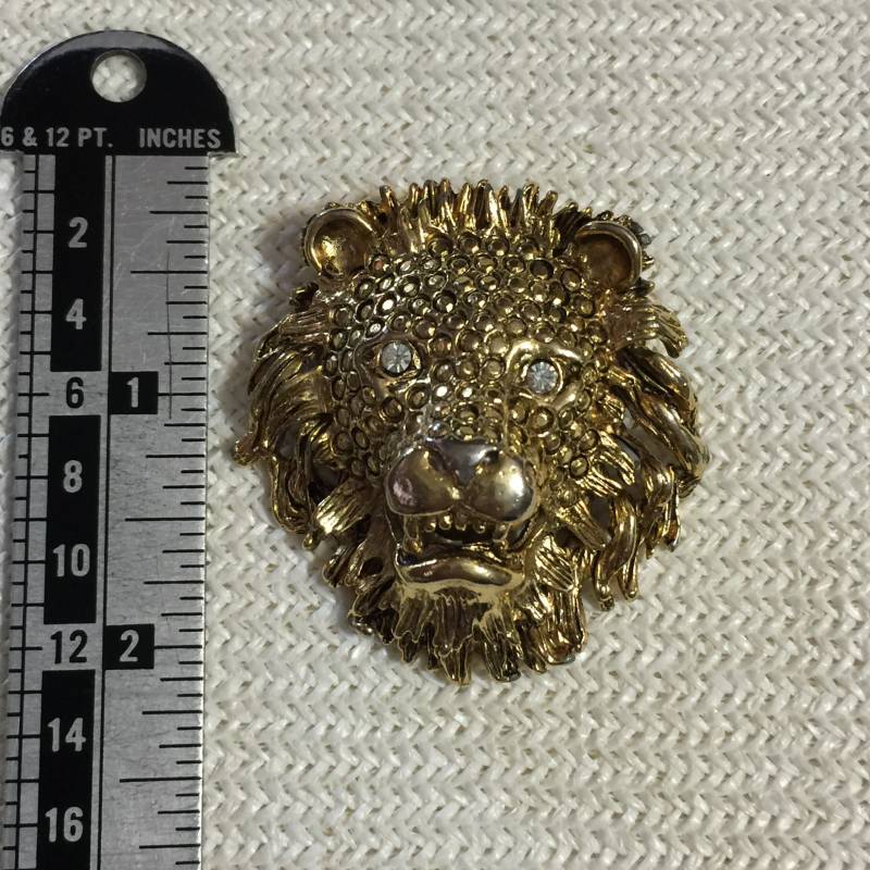 Löwenkopf Brosche Goldfarben, Strass Augen - Brutalist Sternzeichen Schmuck von StyleSourceNYC