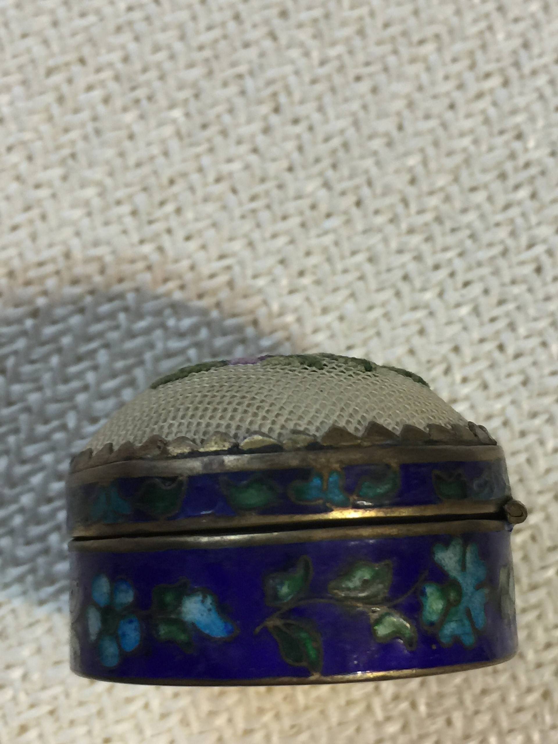 Nadelspitze Pillendose Trinket Box Lila Rose Blau Cloisonne Etui Antike Emaille von StyleSourceNYC