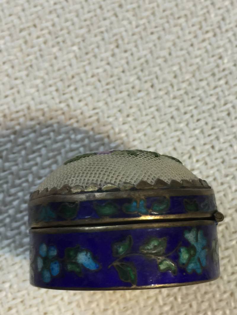 Nadelspitze Pillendose Trinket Box Lila Rose Blau Cloisonne Etui Antike Emaille von StyleSourceNYC